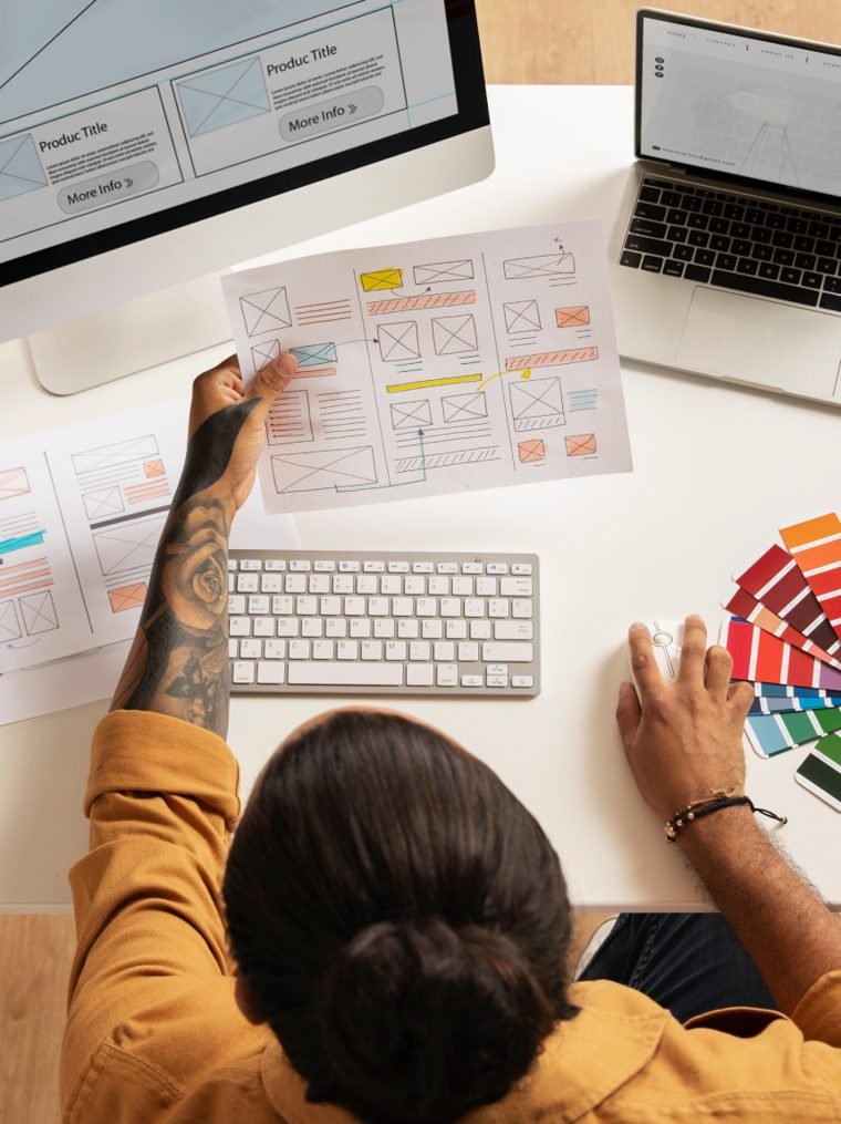Diseñador planeando la estructura de un sitio web
